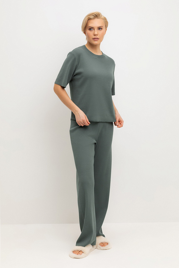 картинка Комлпект футболка и брюки из объемного трикотажа от магазина Одежда+