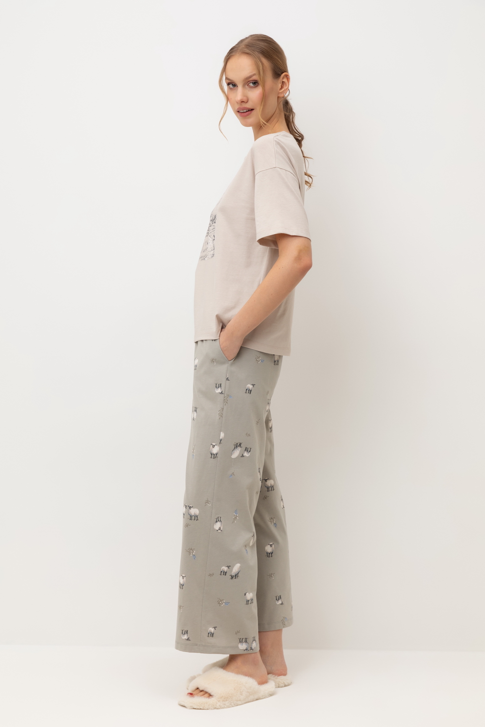 картинка Комплект футболка и брюки из гребенного хлопка от магазина Одежда+