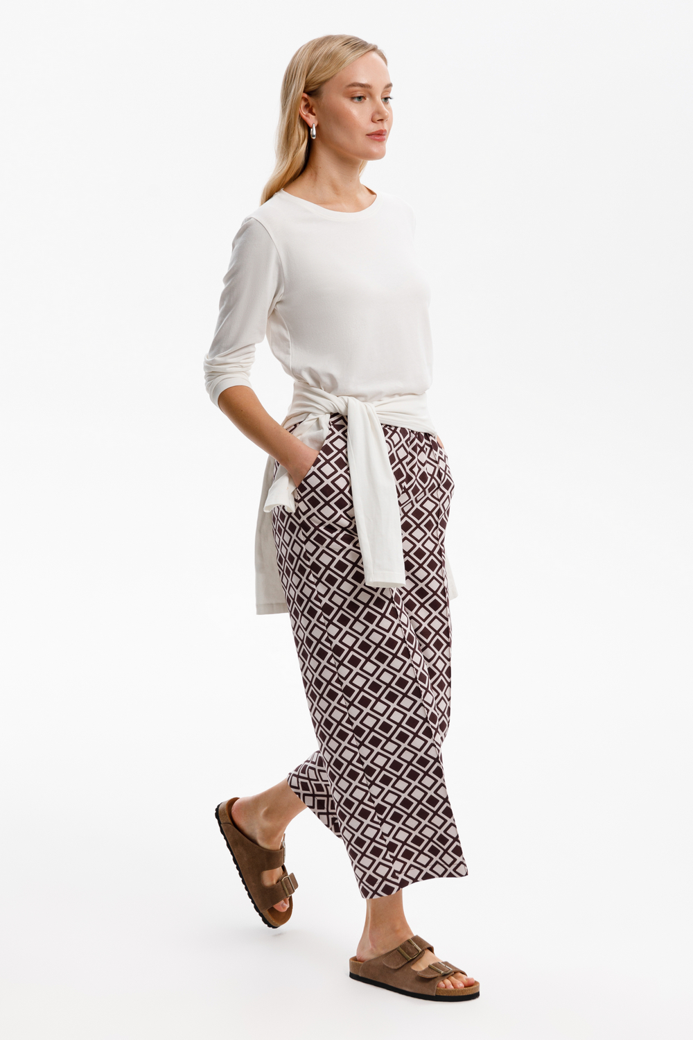 картинка Укороченные брюки со стрелками от магазина Одежда+