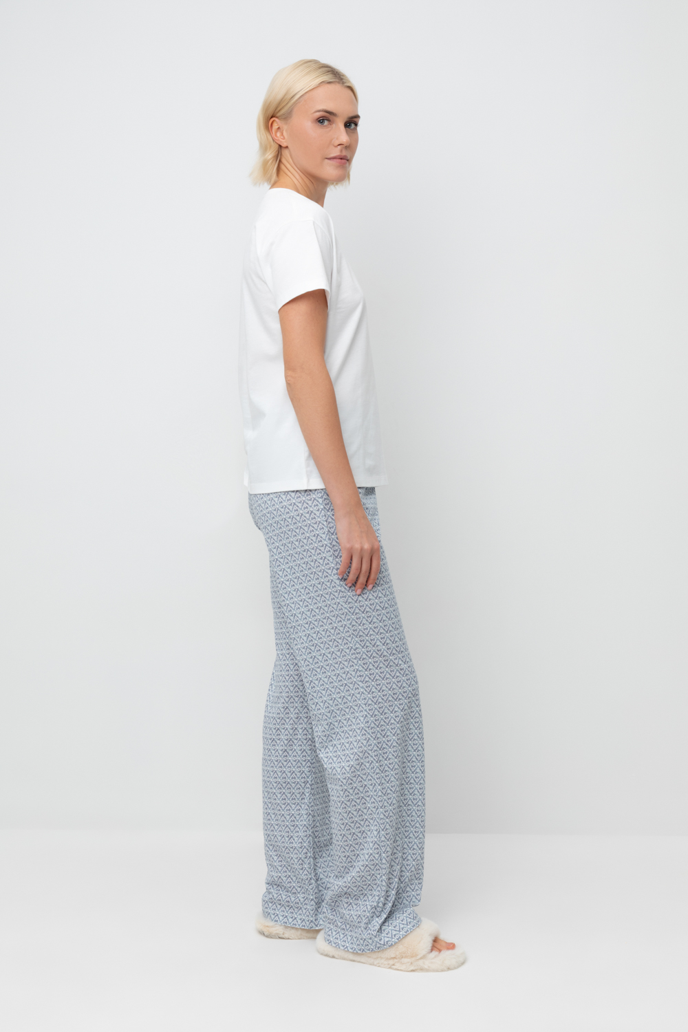 картинка Комплект футболка и брюки из хлопка с модалом от магазина Одежда+