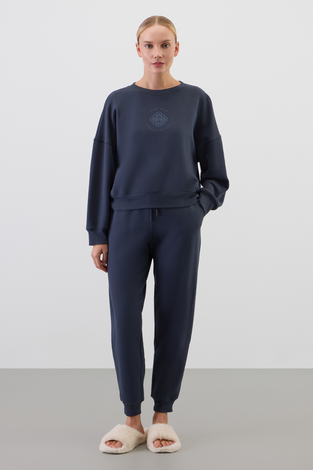 картинка Комплект толстовка и брюки из футера от магазина Одежда+