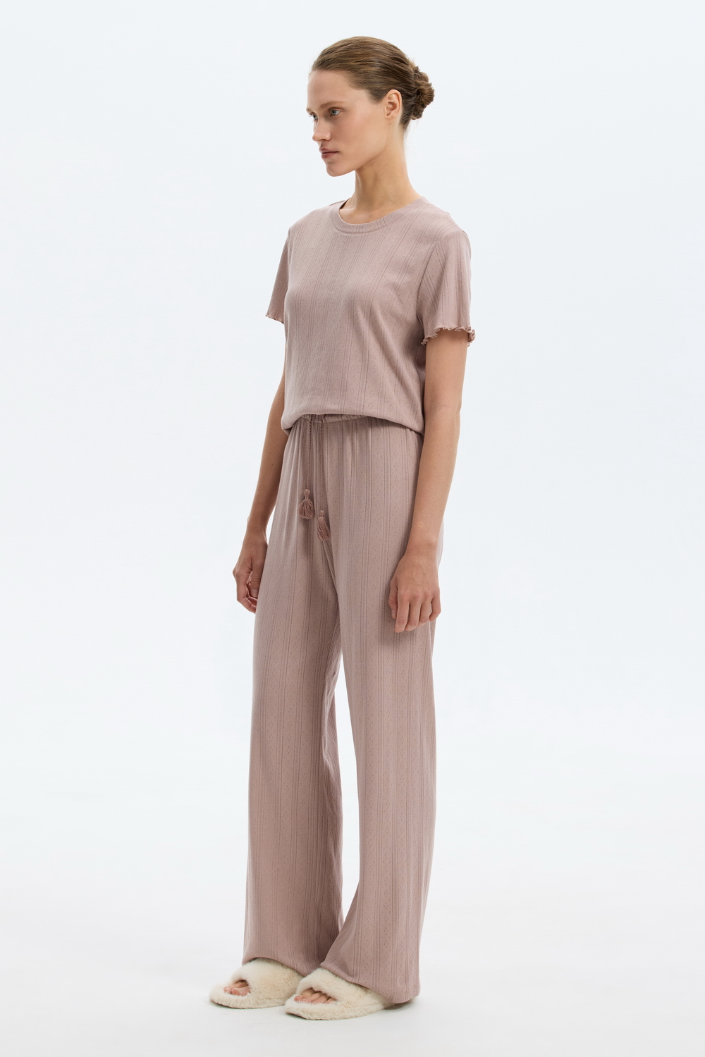 картинка Комплект футболка и брюки из ажурного хлопка от магазина Одежда+