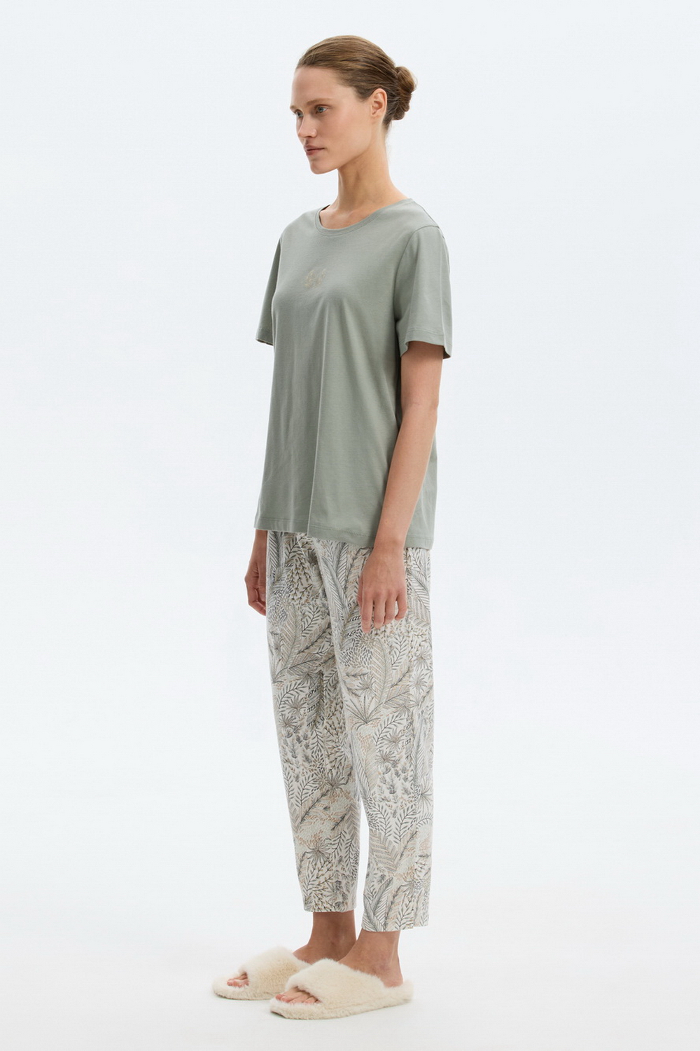 картинка Комплект футболка и брюки из гребенного хлопка от магазина Одежда+