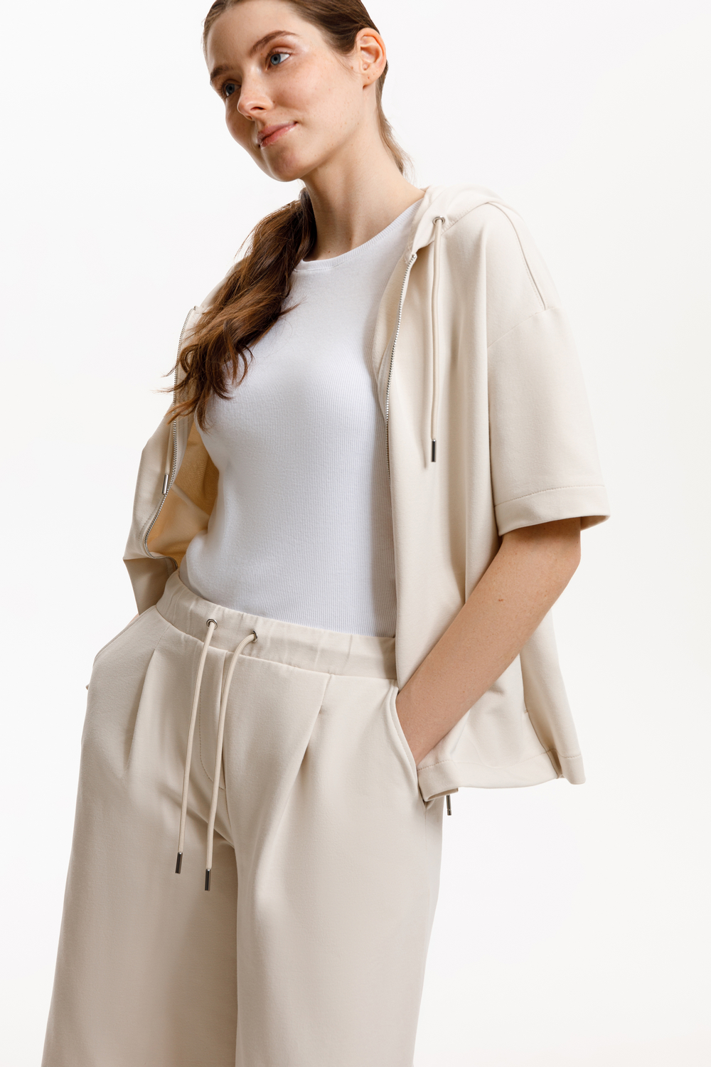 картинка Широкие укороченные брюки из мягкого футера от магазина Одежда+