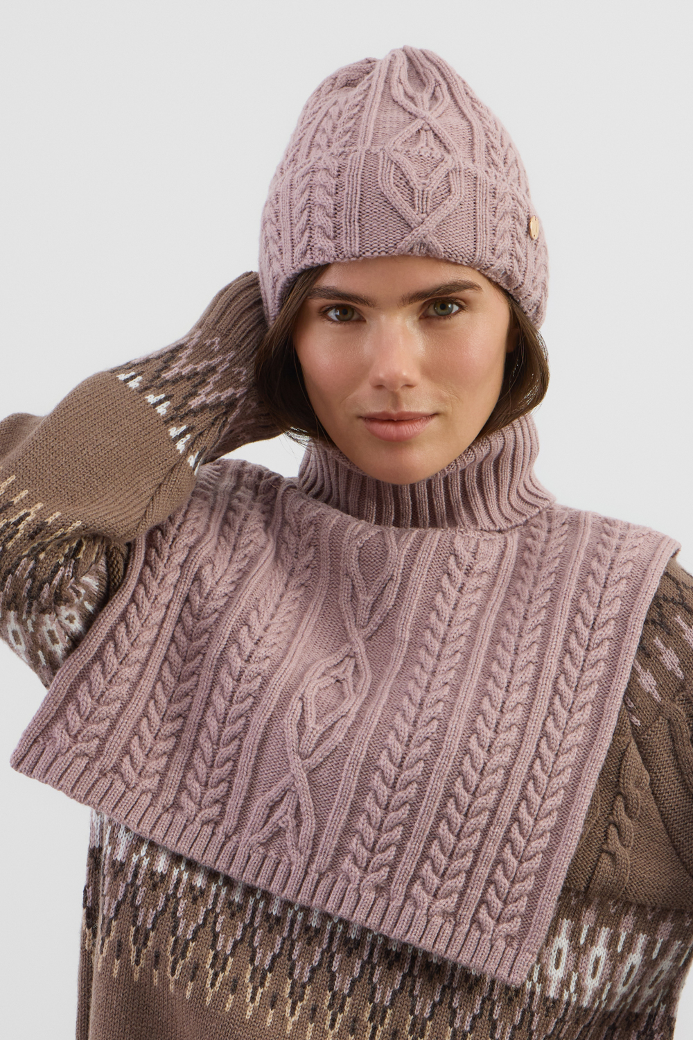 картинка Комлпект шапка и манишка от магазина Одежда+