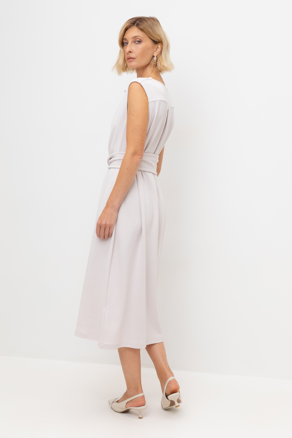 картинка Платье прямого силуэта с поясом от магазина Одежда+