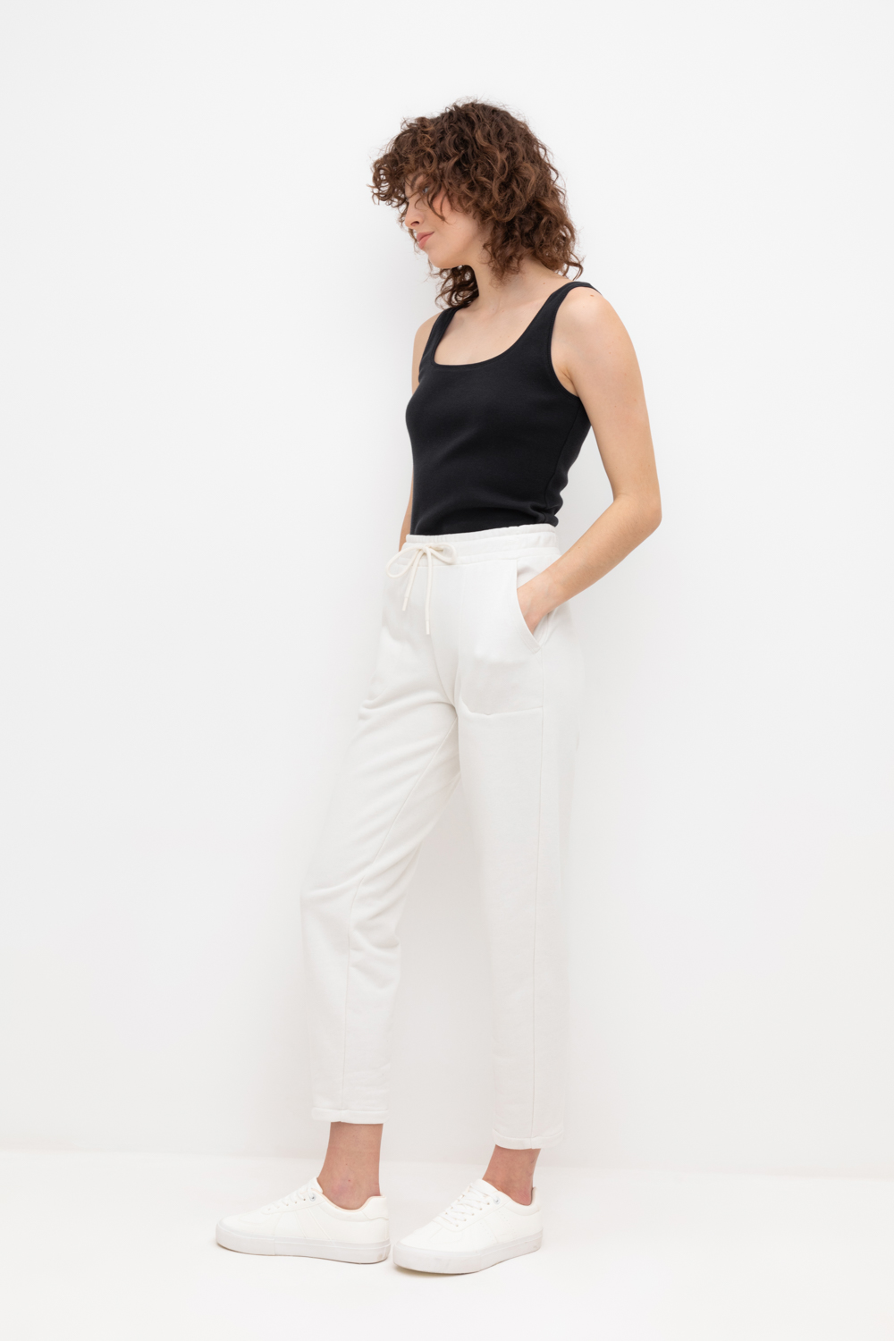 картинка Зауженные теплые брюки из футера трехнитки от магазина Одежда+