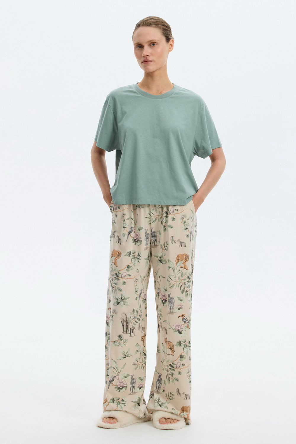 картинка Комплект футболка и брюки из хлопка с модалом от магазина Одежда+