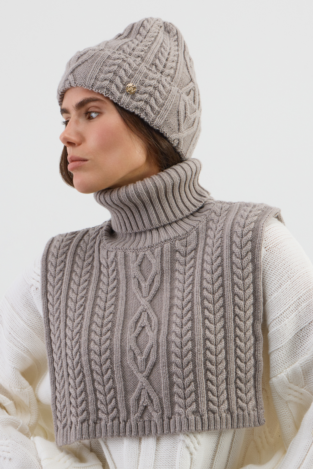 картинка Комлпект шапка и манишка от магазина Одежда+