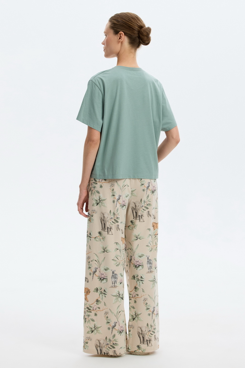 картинка Комплект футболка и брюки из хлопка с модалом от магазина Одежда+