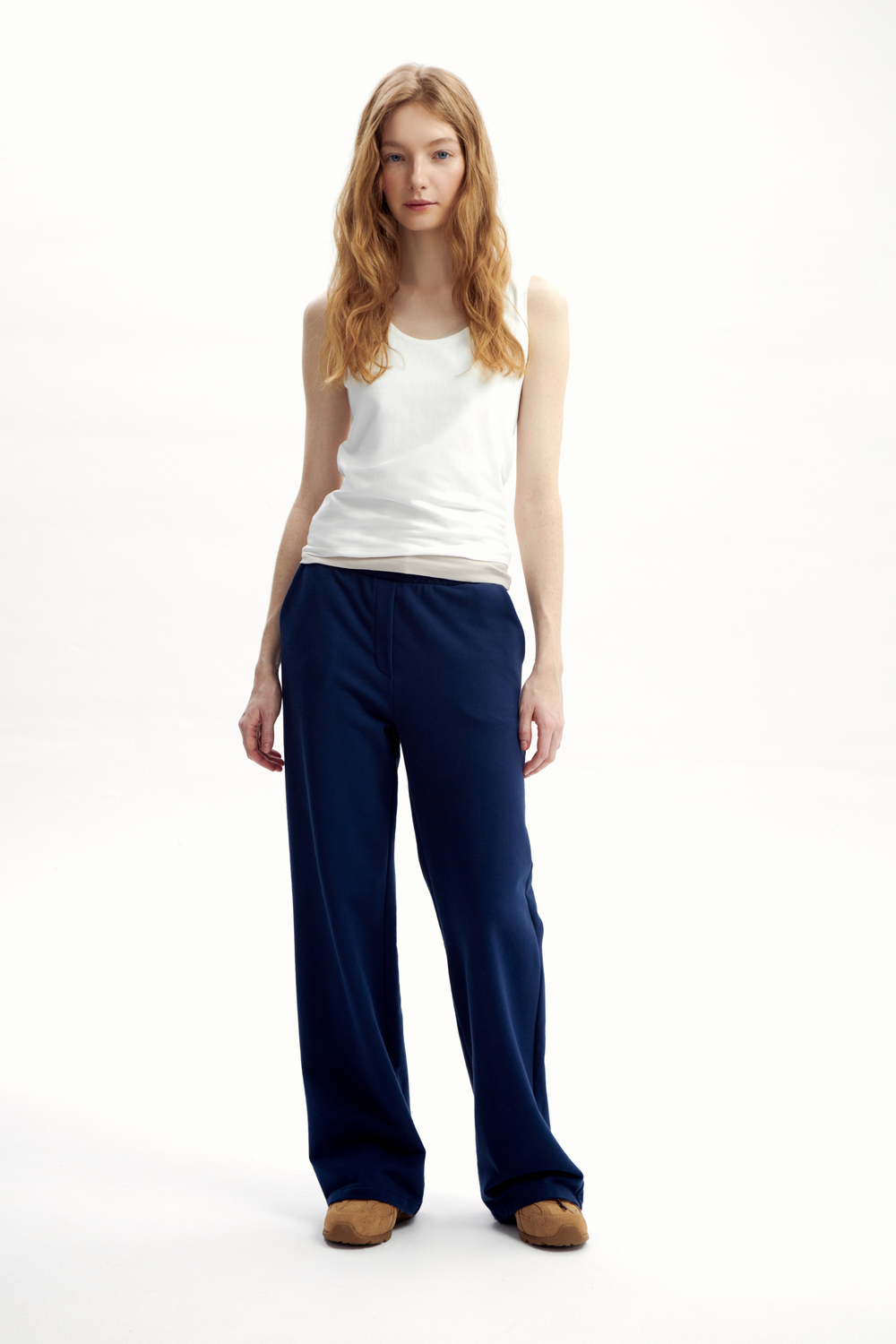 картинка Трикотажные брюки из высококачественного гребенного футера с эластаном от магазина Одежда+