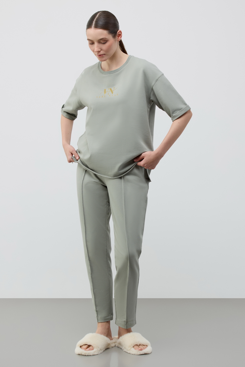 картинка Комплект футболка и брюки из футера от магазина Одежда+