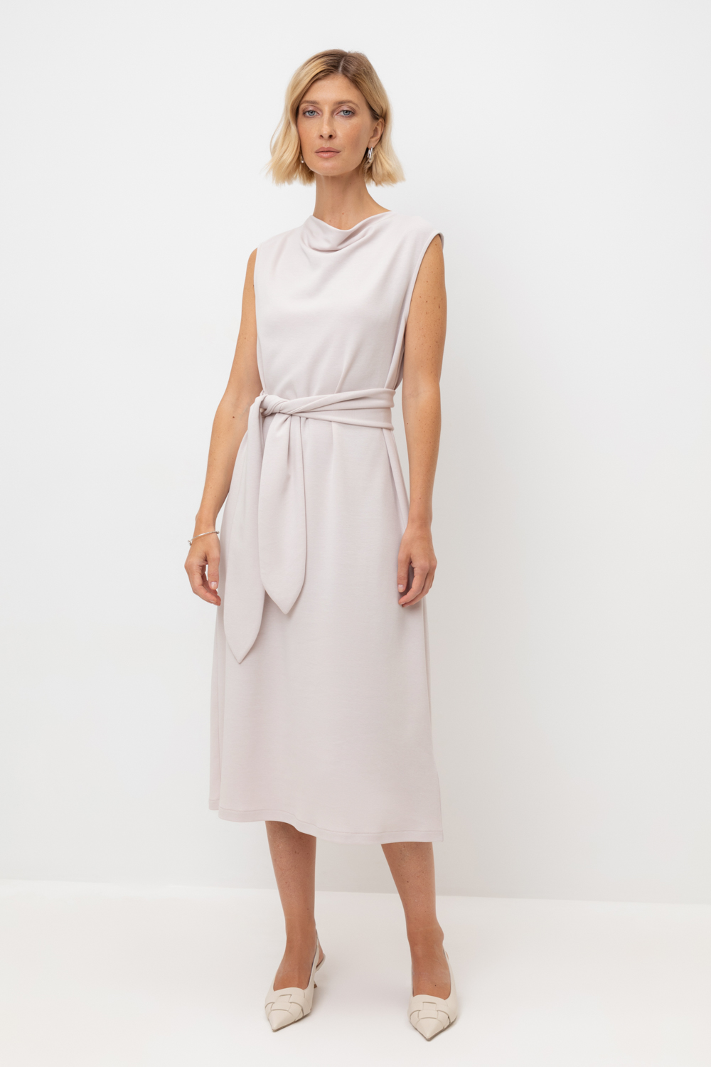 картинка Платье прямого силуэта с поясом от магазина Одежда+