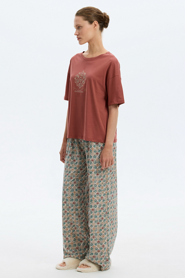 картинка Комплект футболка и брюки из гребенного хлопка от магазина Одежда+