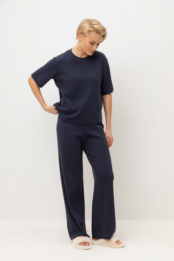 картинка Комлпект футболка и брюки из объемного трикотажа от магазина Одежда+